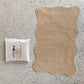 ⏰50% KORTING – LAATSTE KANS⏰ Antislip Faux Jute Loper – TPR-Onderkant, Rustieke Textuur – Duurzame Gestikte Randen, Golvende Vorm – 40x60cm – Natuurbruin! 🔥